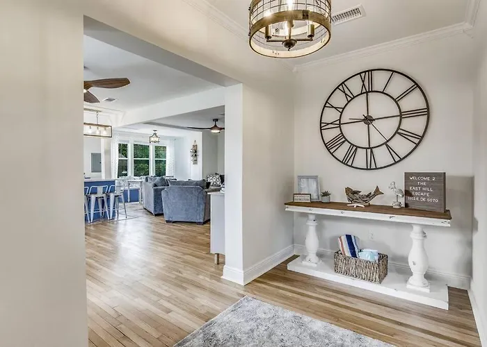 The East Hill Escape, A Bay View Beachy * Pensacola