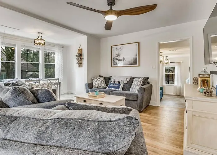 The East Hill Escape, A Bay View Beachy Holiday home Pensacola
