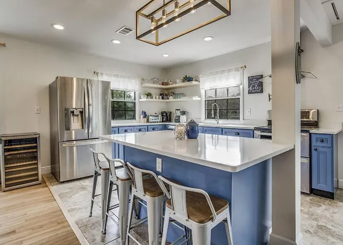 The East Hill Escape, A Bay View Beachy * Pensacola