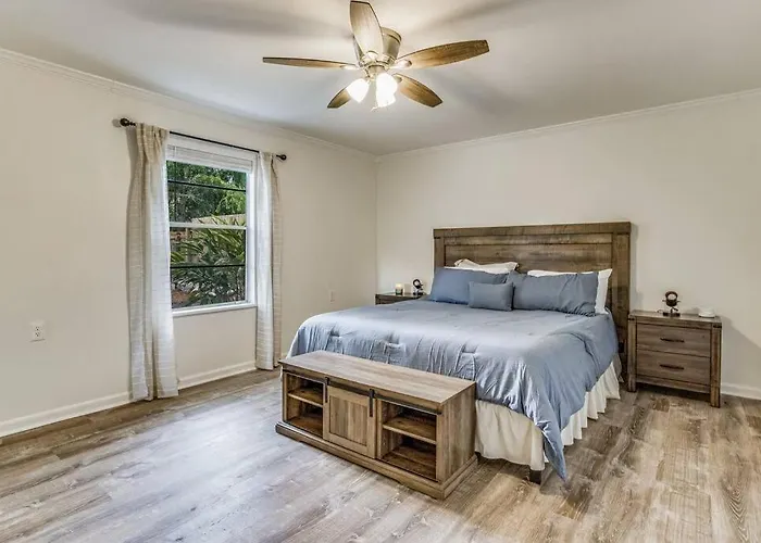 The East Hill Escape, A Bay View Beachy *
